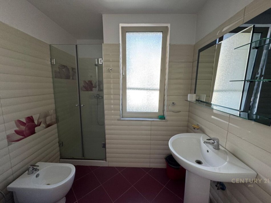 Tirane, jepet me qera apartament 1+1+Ballkon Kati 6, (prane rruges Myslym Shyri)