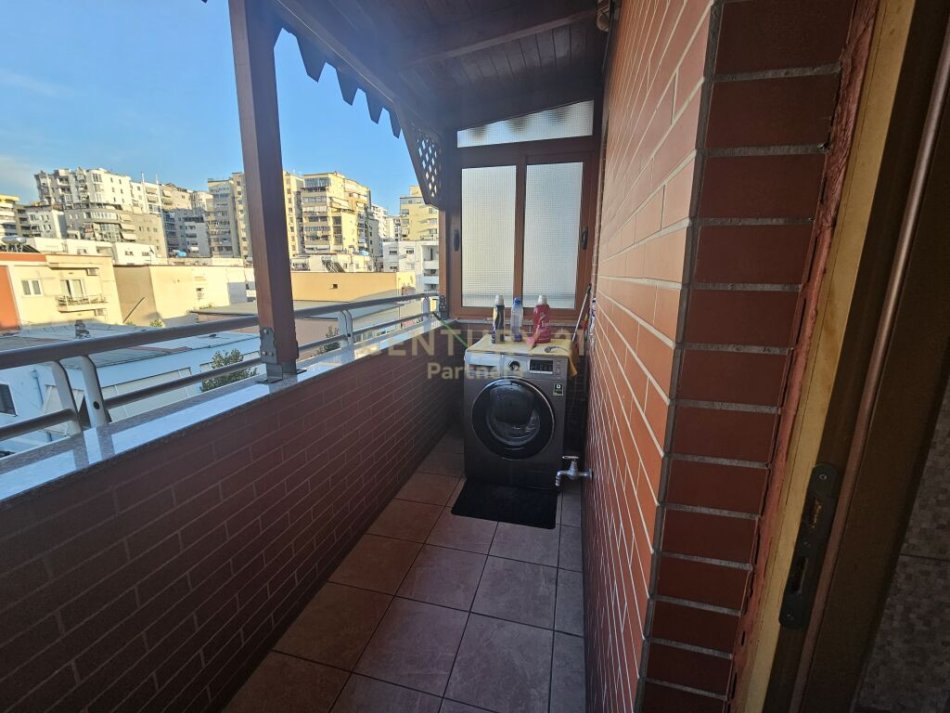 Tirane, shitet apartament 2+1+Ballkon Kati 4, 117 m² 170.000 € (Apartament 2+1 te rruga e Kavajes. Ish parku i autobuzave !)