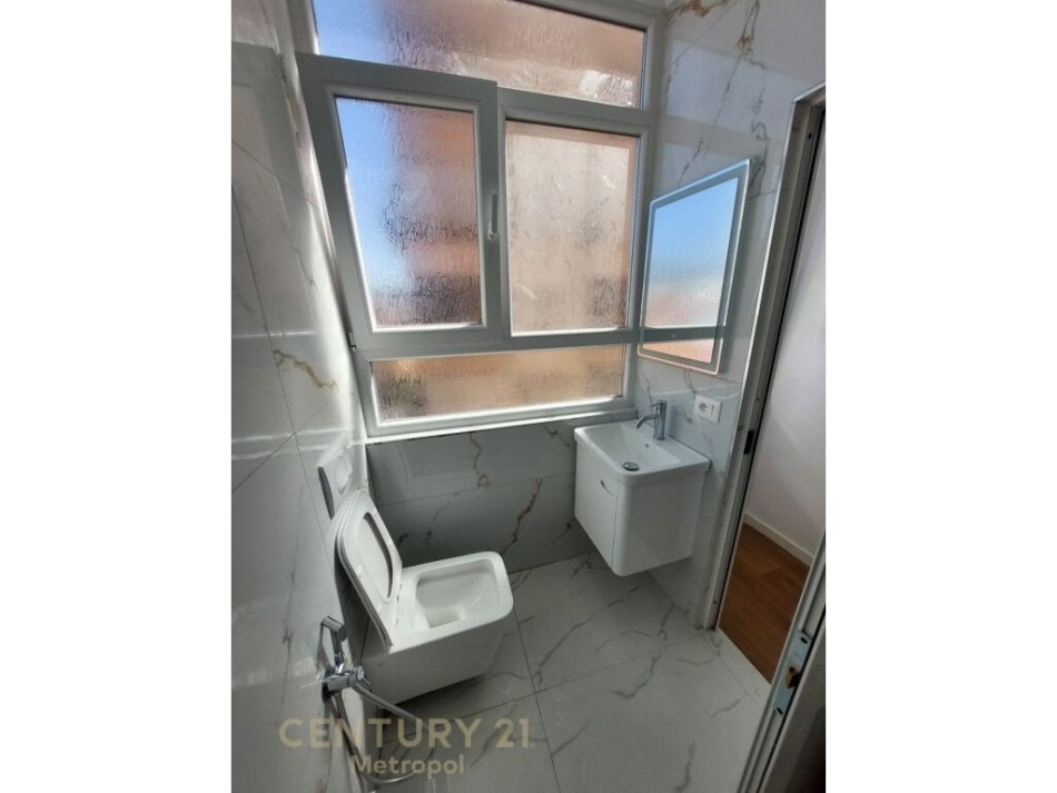 Tirane, shitet apartament 2+1+Ballkon Kati 5, 90 m² (pallat i ri ne rrugen e Dibres, prane Medresese)