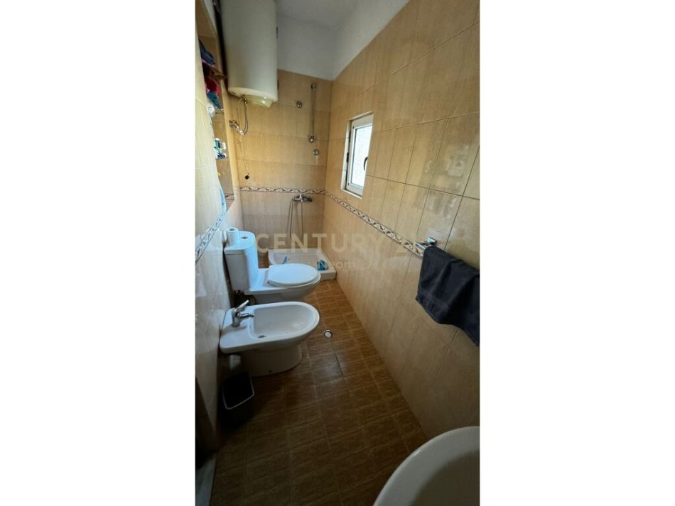 Tirane, shitet apartament Kati 3, 130.000 € (në Rrugën e Kavajës pranë Garden Building.)