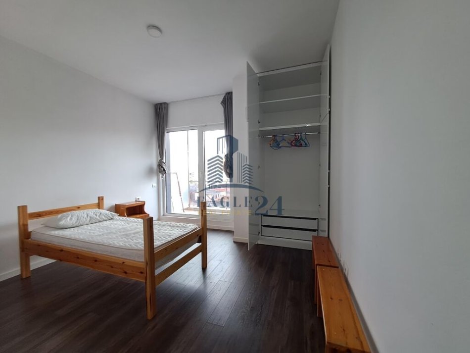 Tirane, jepet me qera apartament 3+1+Ballkon Kati 4, 173 m² 900 € (FUSHA AVIACIONIT, TURDIU)