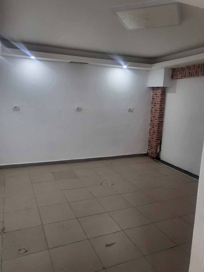 NGA PRONARI JAP :  dyqan Kati 0, 85 m² 450 € (Komuna e Parisit)