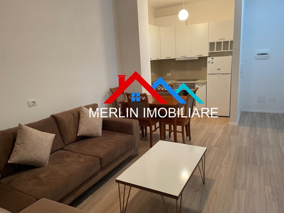 Tirane, jepet me qera apartament 1+1+Ballkon Kati 2, 70 m² 600 € (SIRI KODRA)