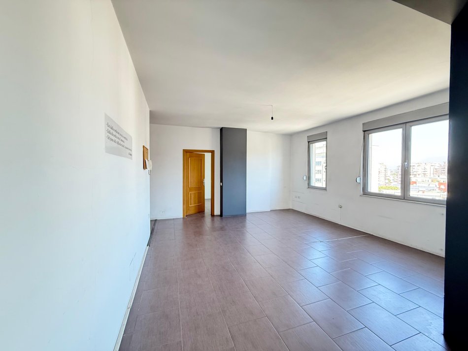 Tirane, jepet me qera zyre Kati 6, 116 m² 700 € (Zogu i Zi)