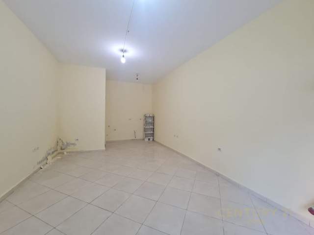 Tirane, jepet me qera dyqan Kati 0, 35 m² 190 Euro (pazari i ri)