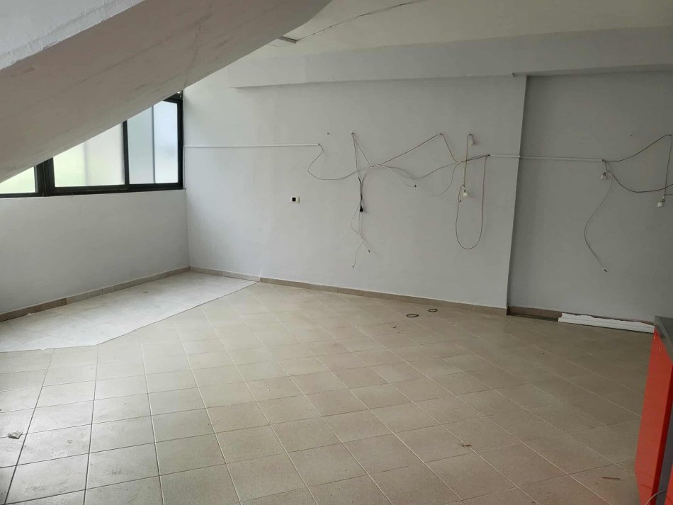 Tirane, jepet me qera dyqan Kati 0, 38 m² 200 € (Fresku)