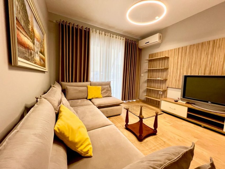 Tirane, jepet me qera apartament 2+1+Ballkon Kati 10, 90 m² 700 € (Komuna e Parisit)