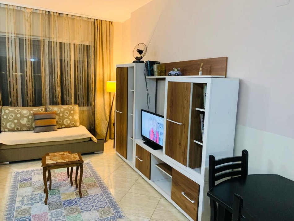 Tirane, jepet me qera apartament 1+1+Ballkon Kati 4, 74 m² 550 € (Rruga e kavajes , perballe kishes katolike)