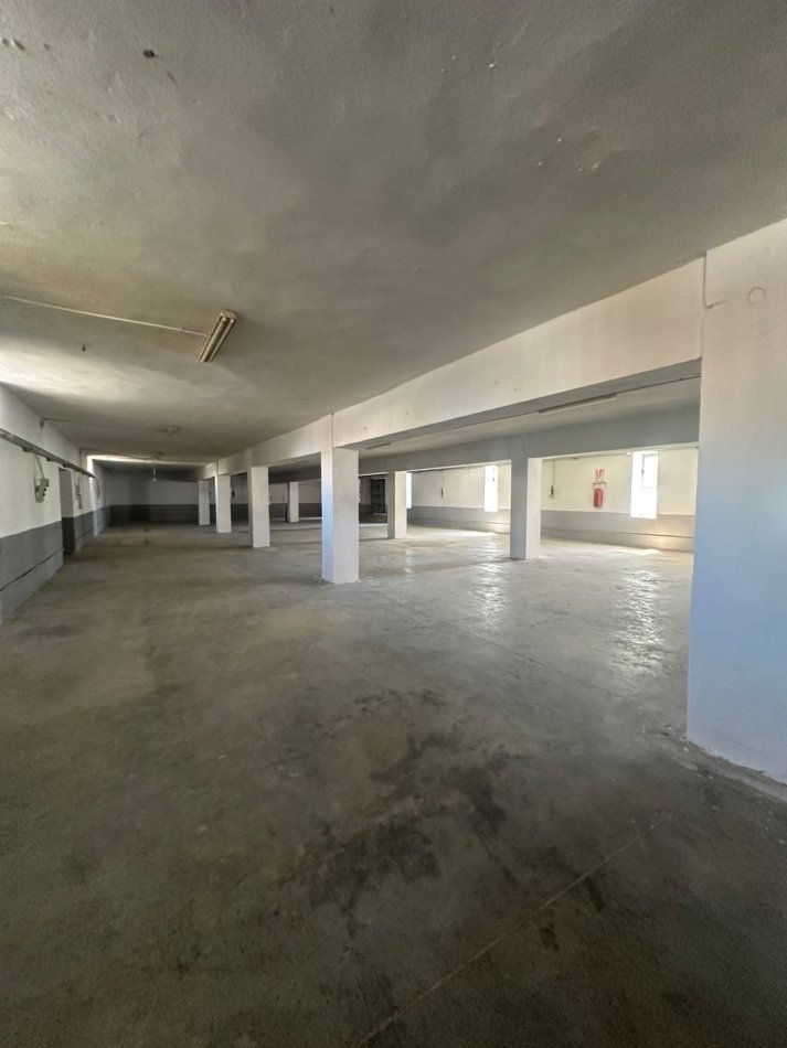 Durres, jepet me qera magazine Kati 1, 635 m² 1.270 € (Prane zyrave te Pascuccit, Shkozet)