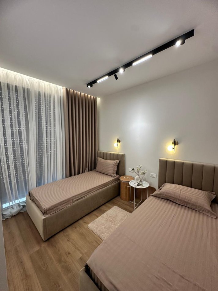 Tirane, jepet me qera apartament 2+1+Ballkon Kati 7, 100 m² 1.000 € (Porcelan)
