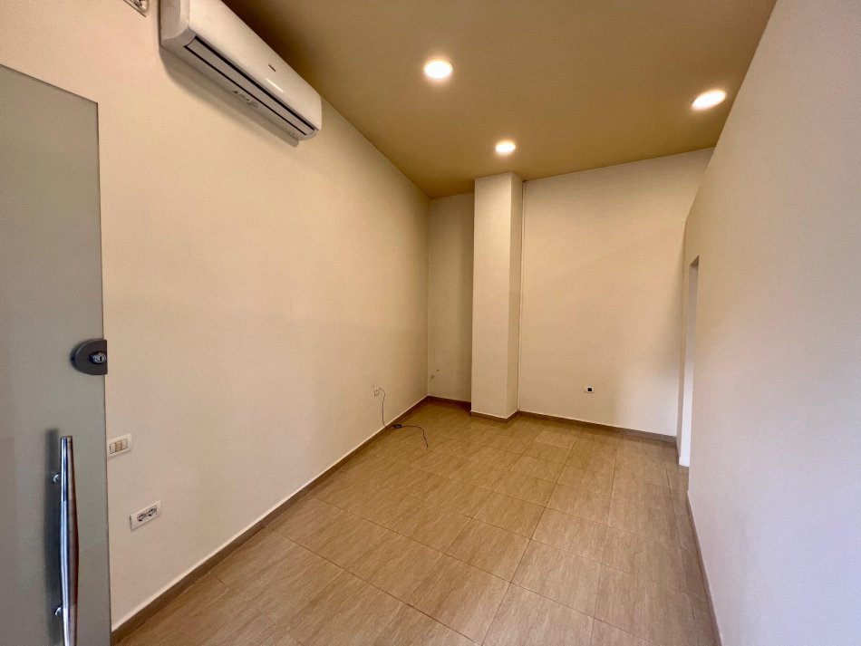 Tirane, jepet me qera ambjent biznesi Kati 0, 44 m² 550 € (Bulevardi gjergj fishta)