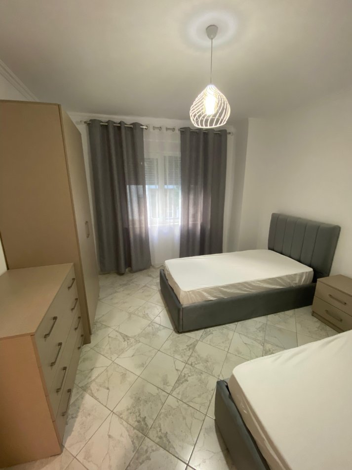 Tirane, jepet me qera apartament 2+1 Kati 3, 125 m² 750 € (rruga hoxha tahsim)