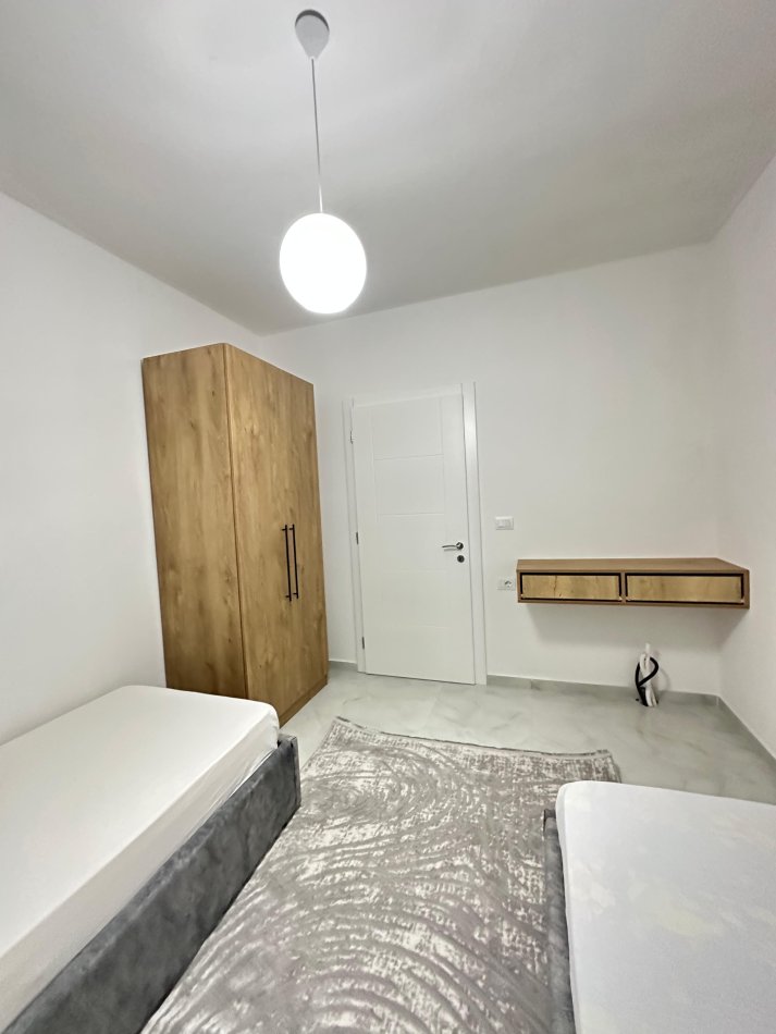 Tirane, jepet me qera apartament 2+1 Kati 8, 110 m² 600 € (astir)