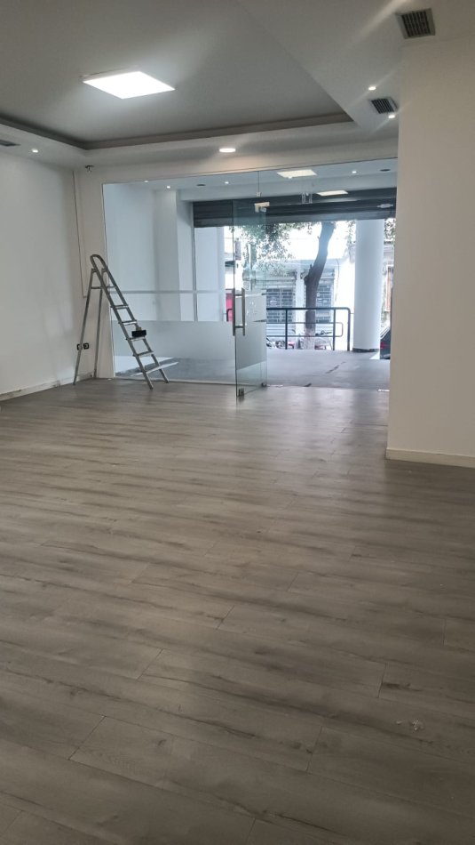Tirane, jepet me qera dyqan Kati 0, 70 m² 900 € (Rruga Naim Frasheri)