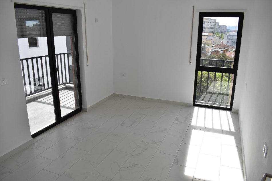 Tirane, jepet me qera apartament 2+1+Ballkon Kati 5, 110 m² 550 € (Selvia Rruga Gjon Buzuku ,prane viles gold)