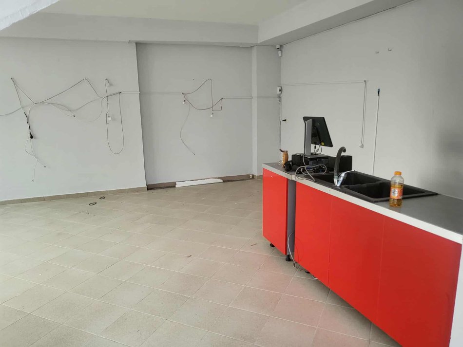 Tirane, jepet me qera dyqan Kati 0, 38 m² 200 € (Fresku)
