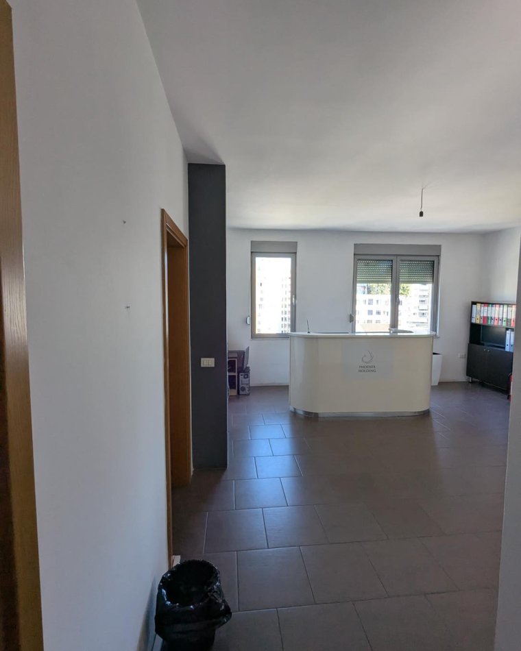 Tirane, jepet me qera zyre Kati 6, 96 m² 600 € (Zogu i Zi prane Ring Center)