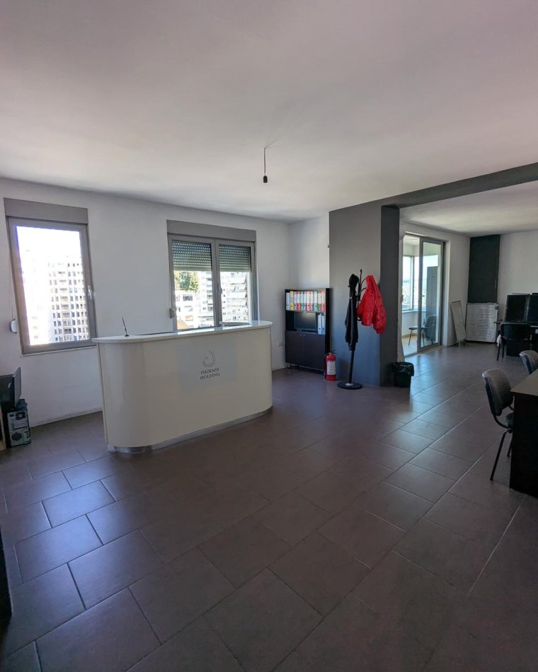 Tirane, jepet me qera zyre Kati 6, 96 m² 600 € (Zogu i Zi prane Ring Center)