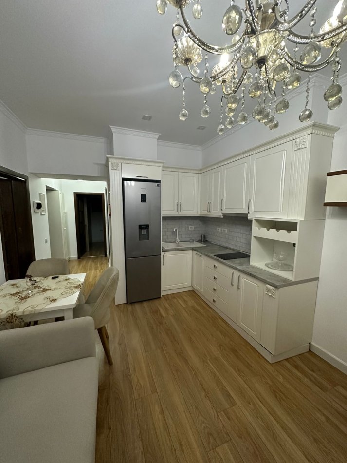 Tirane, jepet me qera apartament 2+1+Ballkon Kati 2, 75 m² 650 € (Shallvaret te Fushat e Tenisit)