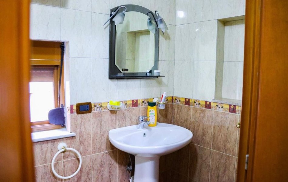 Tirane, jepet me qera apartament 2 Katshe Kati 2, 100 m² 550 € (Rruga Ferit xhajko , prane ish restorant durrsi)