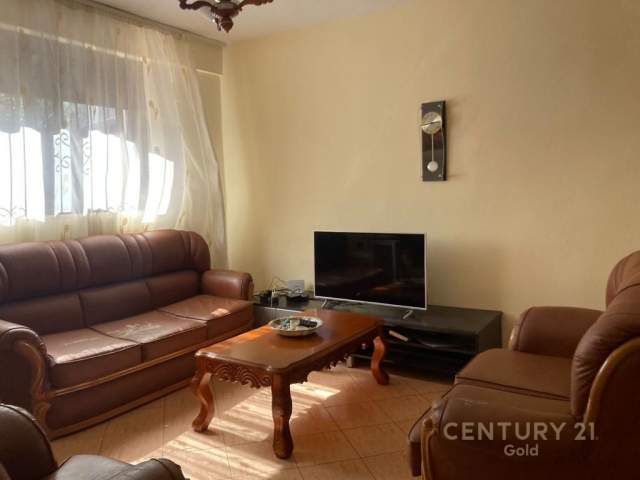 Tirane, shitet apartament 2+1 prane policise Bashkiake Kati 0, 117 m²  (Rruga e Kavajes)