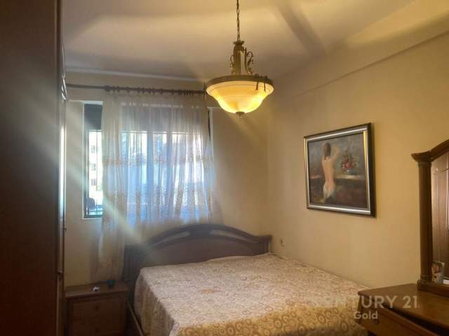 Tirane, shitet apartament 2+1 prane policise Bashkiake Kati 0, 117 m²  (Rruga e Kavajes)
