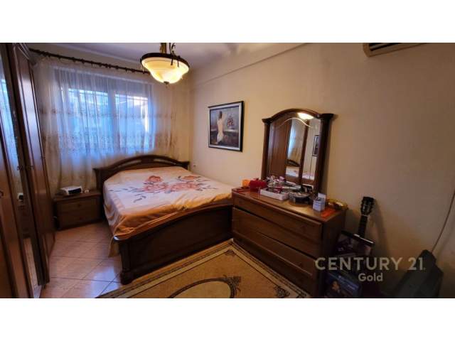 Tirane, shitet apartament 2+1 prane policise Bashkiake Kati 0, 117 m²  (Rruga e Kavajes)