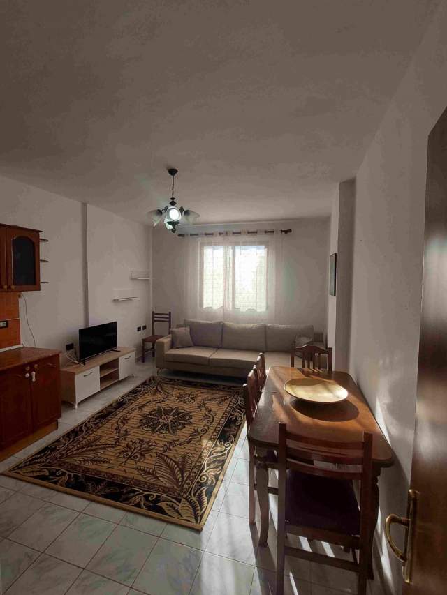 Tirane, jepet me qera apartament 1+1+BLK Kati 4, 65 m² 400 Euro (rruga 5 Maj)
