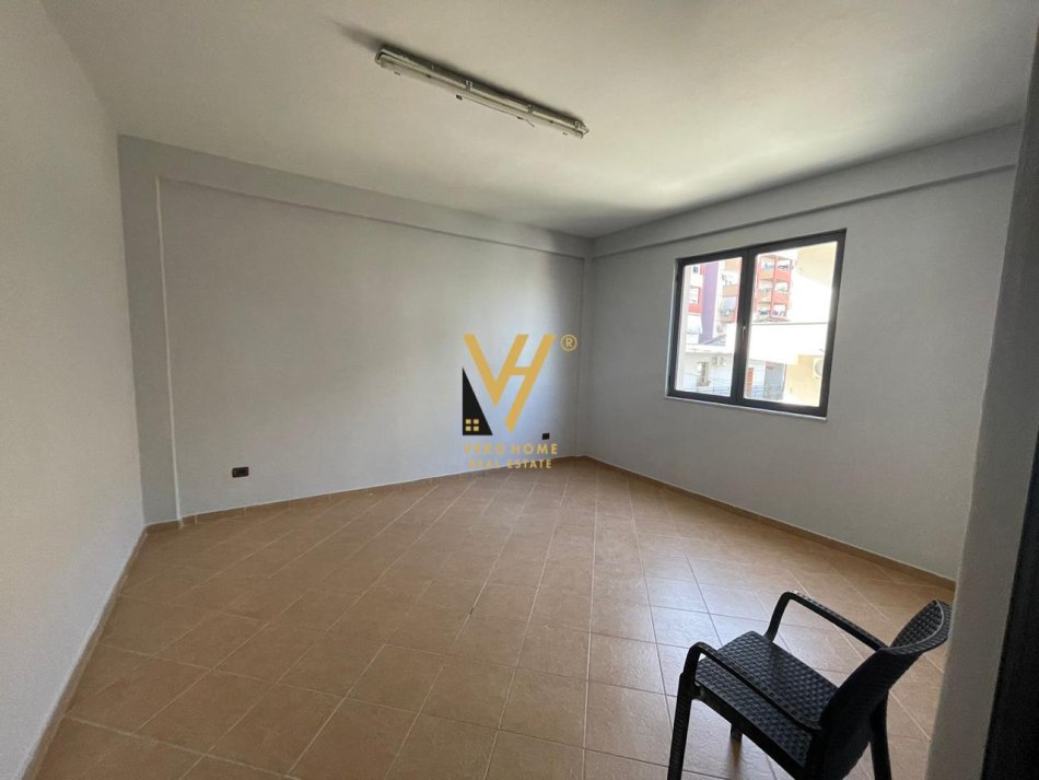 Tirane, jepet me qera zyre Kati 2, 210 m² 1.500 € (UNAZA E RE)