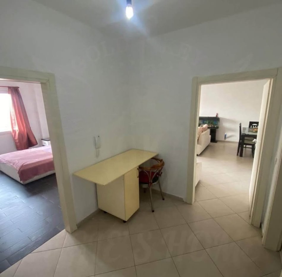 Durres, jepet me qera apartament 1+1+Ballkon Kati 7, 90 m² 299 € (Tek Vodafoni,Stacioni Trenit Durres)