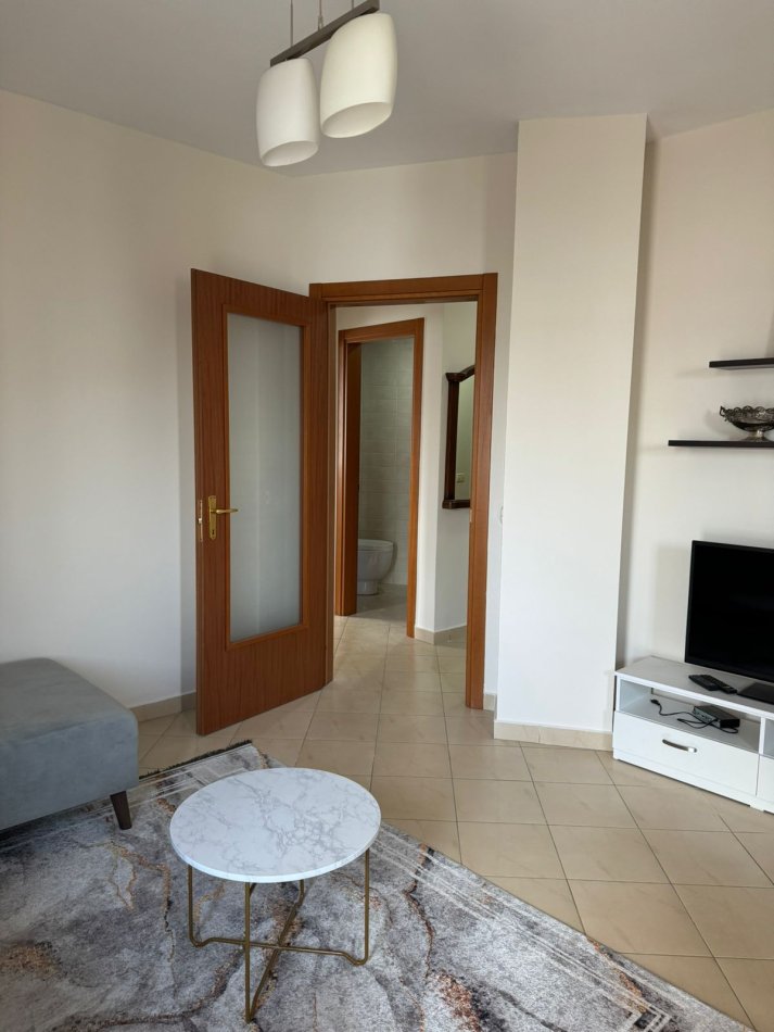 Tirane, jepet me qera apartament 2+1+Ballkon Kati 7, 80 m² 600 € (rruga e kavajes , Kompleksi Alba)