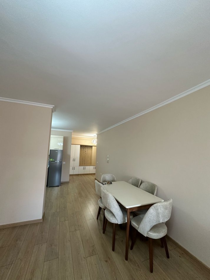 Tirane, jepet me qera apartament 2+1 Kati 2, 122 m² 900 € (prane Pavarottit)