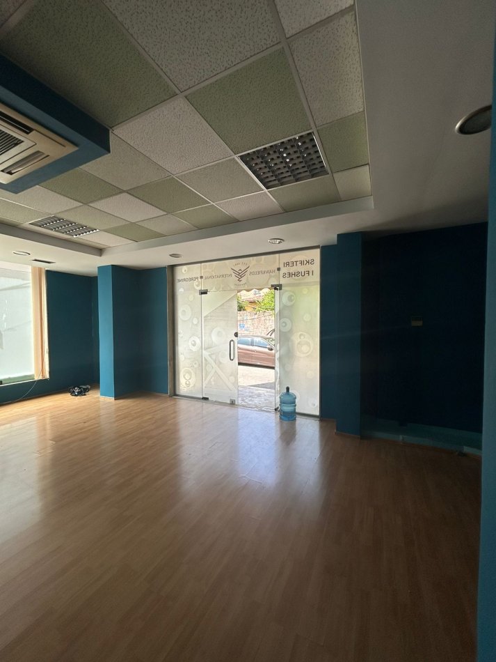 Tirane, jepet me qera zyre Kati 0, 50 m² 400 € (Prane Prokurorise)