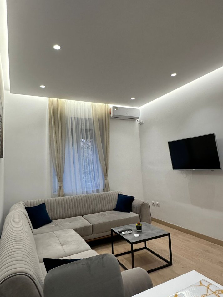Tirane, jepet me qera apartament 1+1 Kati 2, 50 m² 800 € (Bllok)