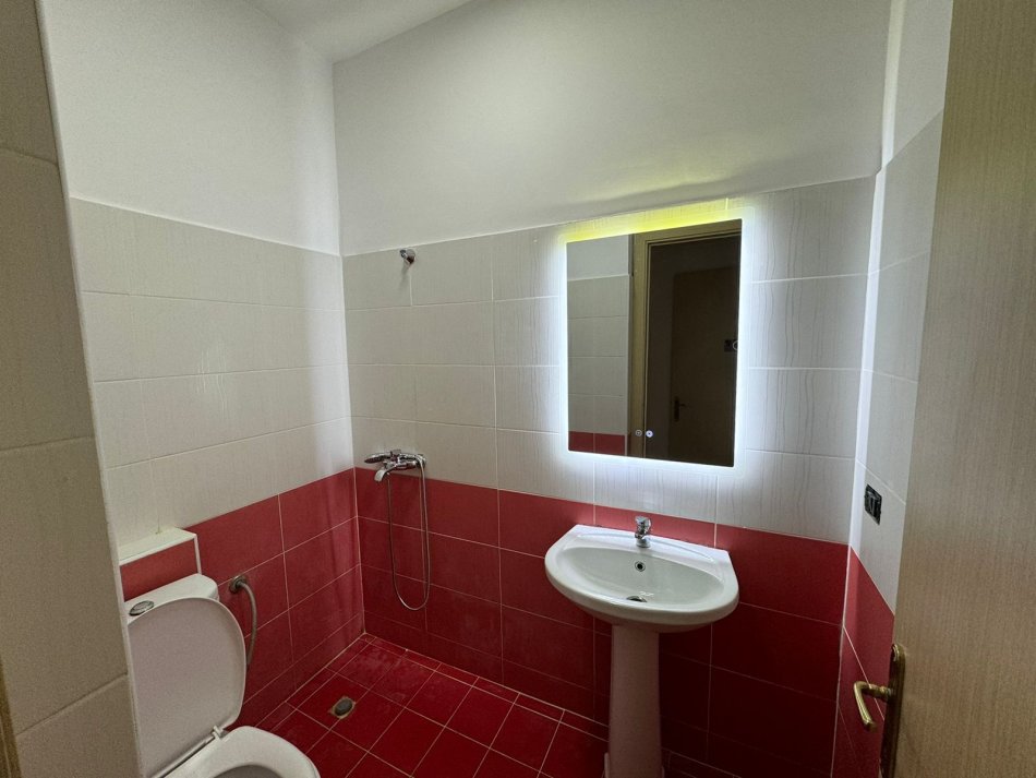 Tirane, jepet me qera apartament 2+1+Aneks+Ballkon Kati 5, 112 m² 500 € (Bulevardi Migjeni)