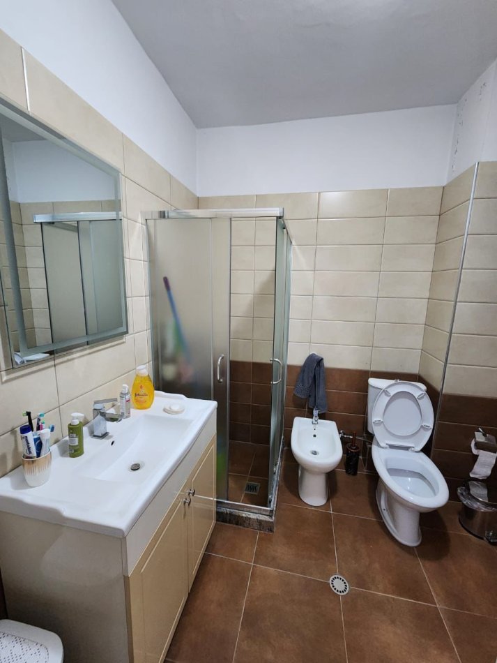 Tirane, jepet me qera apartament 2+1 (i mobiluar) Kati 7, 550 €  Astir (pallatet fratari)
