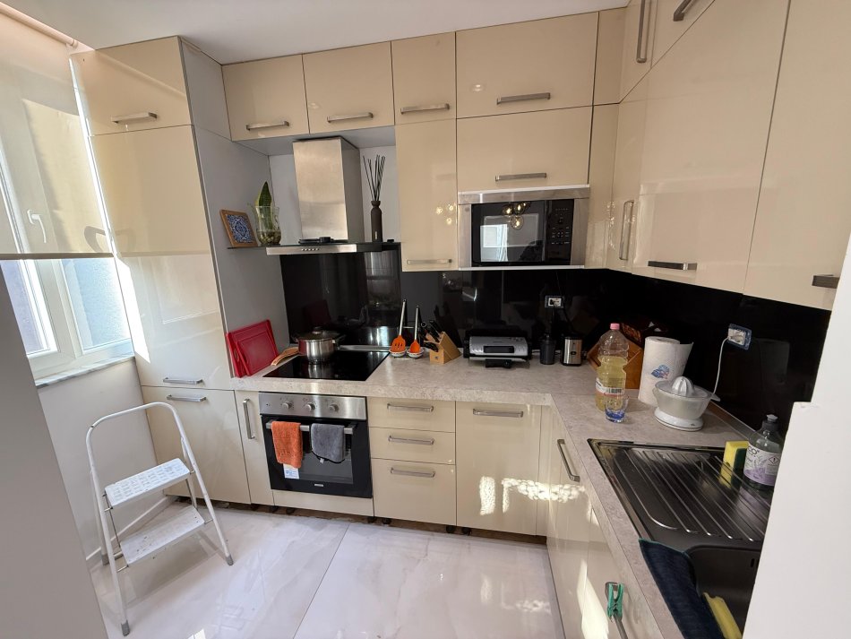 Tirane, jepet me qera apartament 2+1 Kati 3, 95 m² 800 € (qender, prane postes)