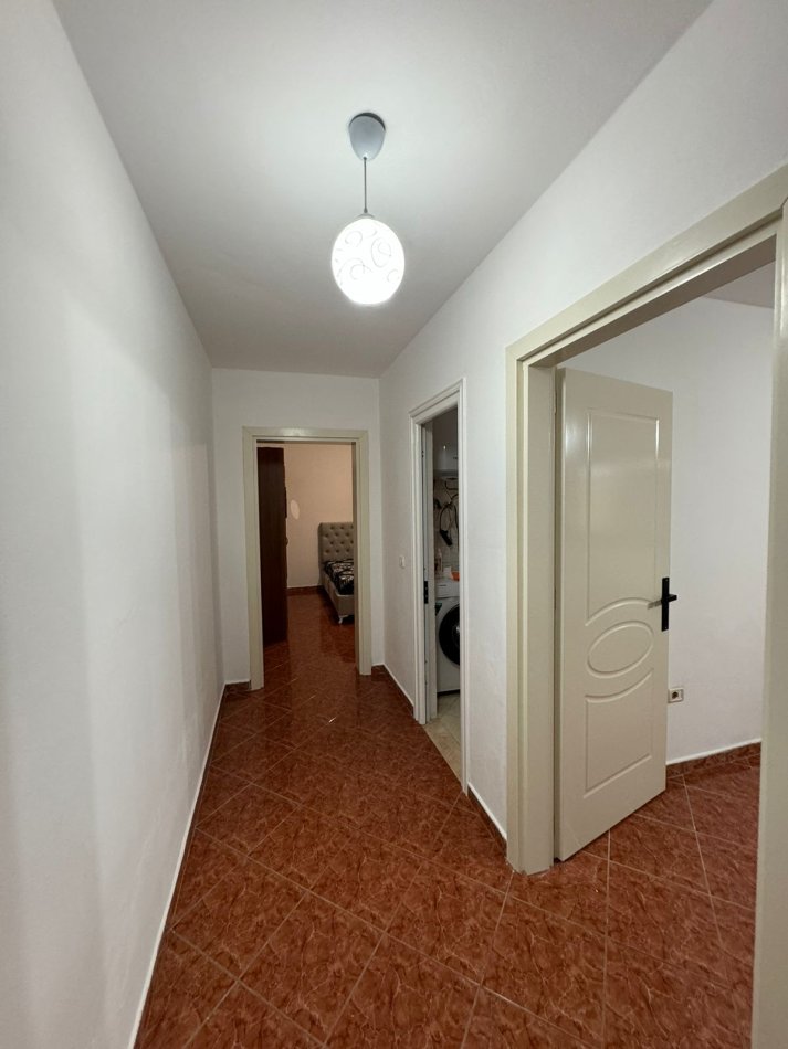 Tirane, jepet me qera apartament 2+1+Ballkon, Kati 2, 85 m² 340 € (Kthesa e Kamzes prane terminalit te autobusave)