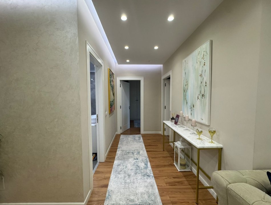 Tirane, shitet apartament 3+1+Ballkon Kati 4, 131 m² 250.000 € (fusha aviacionit)