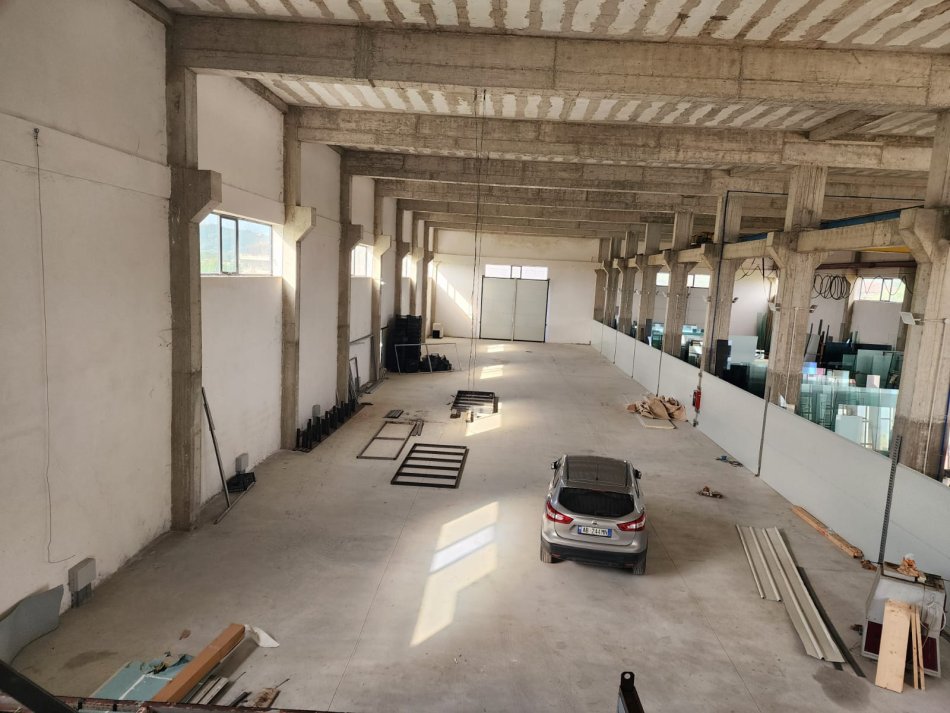 Tirane, jepet me qera , , 700 m² 1,750 € (Rinas)