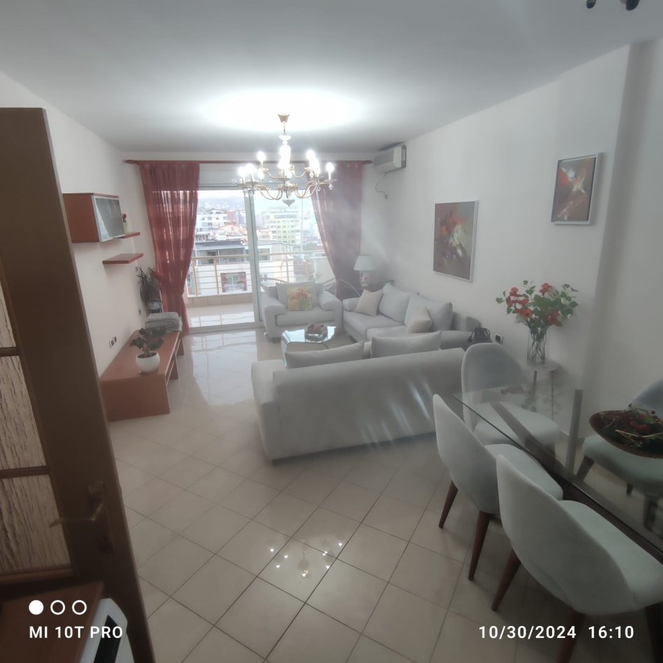 Tirane, jepet me qera apartament 2+1 Kati 10, 1.000 € (Ish Blloku)