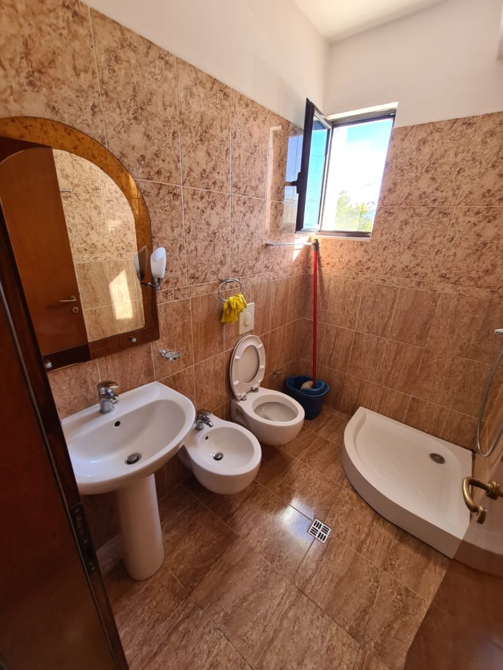 Tirane, jepet me qera apartament 1+1+Aneks+Ballkon Kati 1, 60 m² 27.000 € 