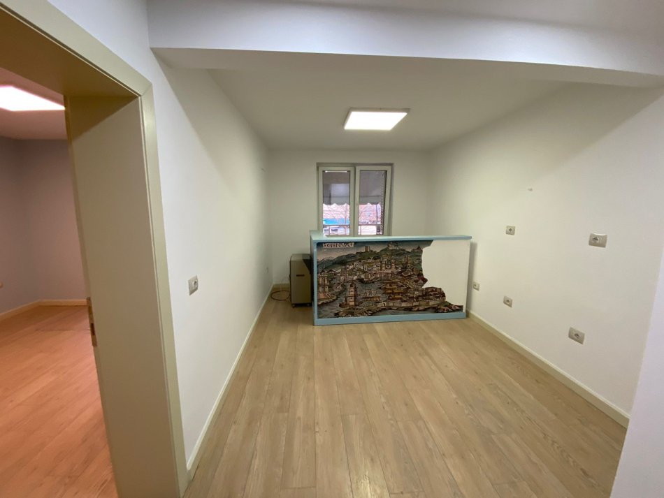 Tirane, jepet me qera zyre Kati 2, 80 m² 700 € (Sheshi Willson)