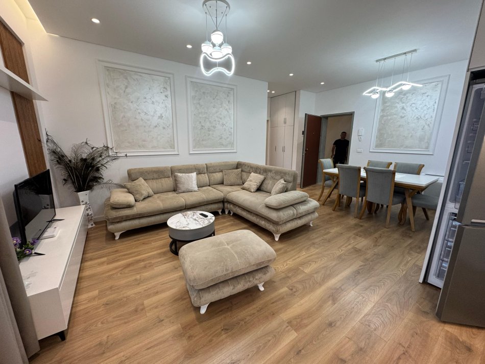 Tirane, jepet me qera apartament Kati 3, 70 m² 600 € (ish fusha e aviacionit)