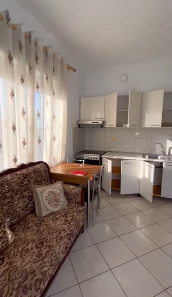 Tirane, jepet me qera shtepi 1+1+Ballkon Kati 2, 65 m² 320 € (Laprake , rruga andon frasheri)
