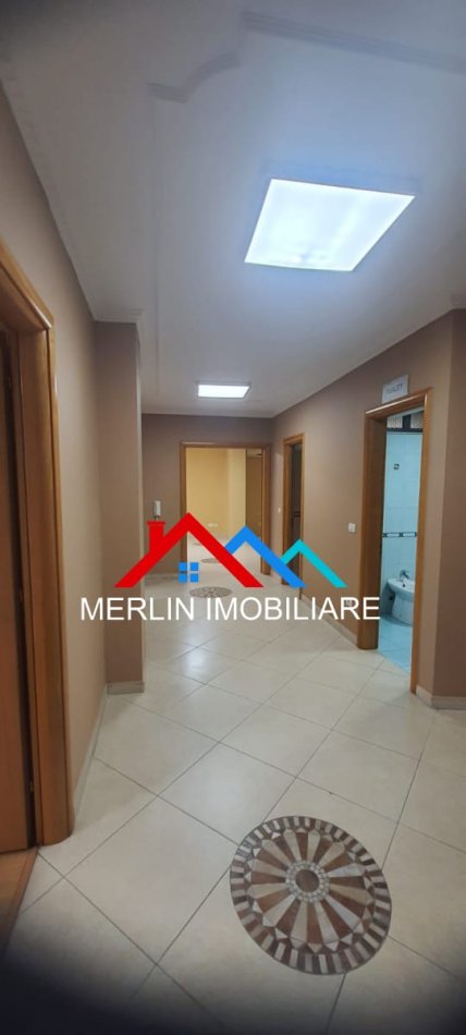 Tirane, jepet me qera ambjent biznesi Kati 2, 160 m² 1.500 € (RRUGA KAJO KARAFILI)