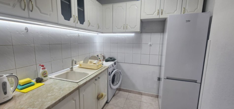 Tirane, jepet me qera apartament 2+1 Kati 1, 92 m² 650 € (Qender)