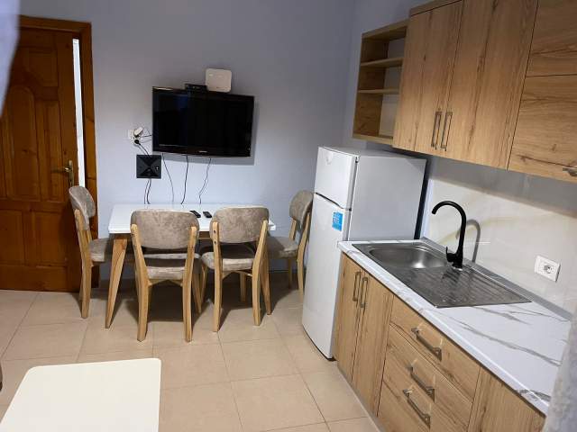 Tirane, jepet me qera apartament 1+1+BLK Kati 3, 85 m² 400 Euro (rruga 5 Maj)