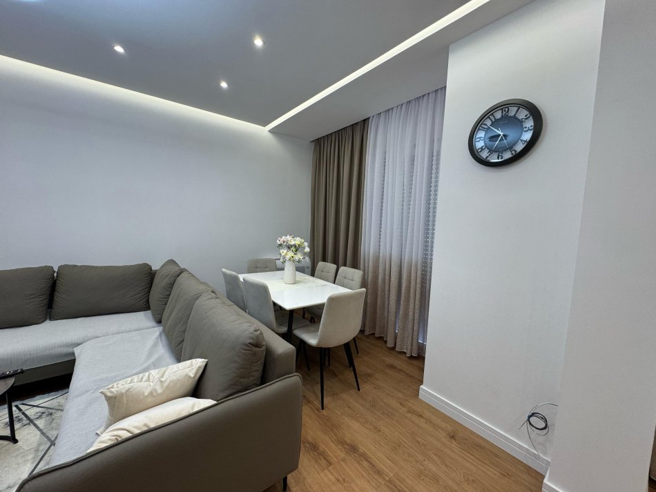 Tirane, jepet me qera apartament 2+1 Kati 7, 95 m² 800 € (rruga 5 maji)