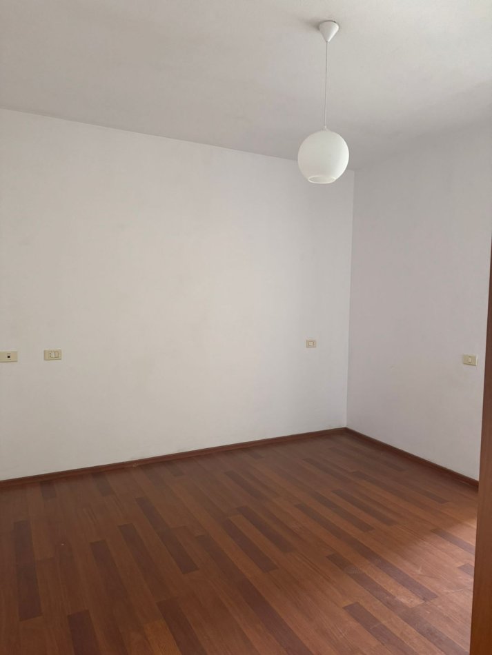 Tirane, jepet me qera apartament 2+1+Ballkon Kati 6, 110 m² 550 € (Bulevardi zogu i 1 prane kafe new york)